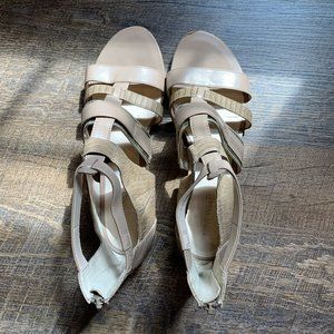 Nine West neutral/metallic size 9 gladiator sandals